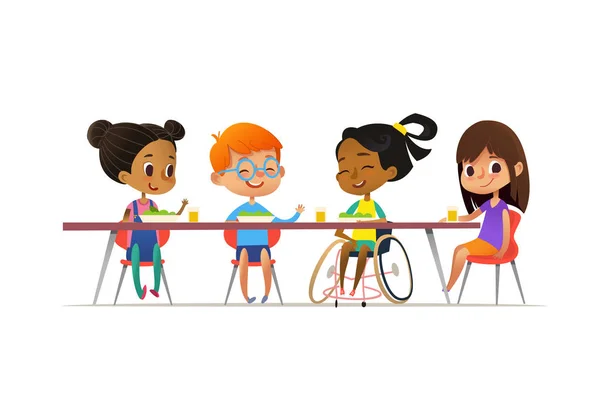 Dívka na vozíku u stolu v jídelně a mluví svým přátelům. Šťastné děti mnohonárodnostní oběd. Školní koncepce začleňování. Vektorové ilustrace pro web, inzerát, plakát, leták. — Stockový vektor
