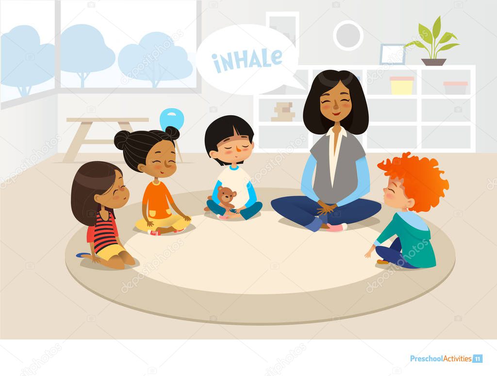 Niños animados sentados en circulo | Sonriente maestra de kindergarten