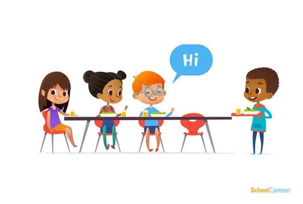 Niños multiraciales sentados a la mesa en la cantina de la escuela y saludando al chico recién llegado sosteniendo bandeja con comida. Concepto de relaciones infantiles. Ilustración vectorial para banner, sitio web, póster, anuncio . — Vector de stock