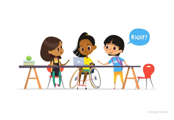 Άτομα με ειδικές ανάγκες κορίτσι στην αναπηρική καρέκλα που κάθεται στο lap-top με ζευγάρι φίλους σχολείο, βοηθώντας την να μάθουν κωδικοποίησης. Έννοια της ενταξιακής εκπαίδευσης. Εικονογράφηση φορέα για την ιστοσελίδα, διαφήμιση, banner, αφίσα. — Διανυσματικό Αρχείο