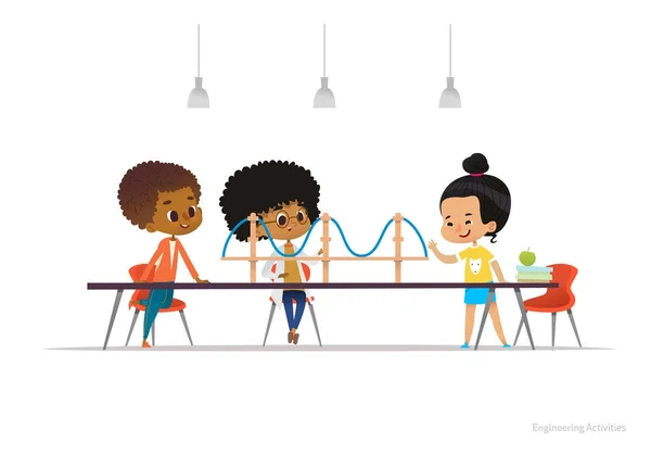 Niños multiraciales de pie y sentados alrededor de la mesa con el modelo de puente colgante en ella. Concepto de actividades de ingeniería para niños en la escuela. Ilustración vectorial para sitio web, publicidad, póster . — Archivo Imágenes Vectoriales