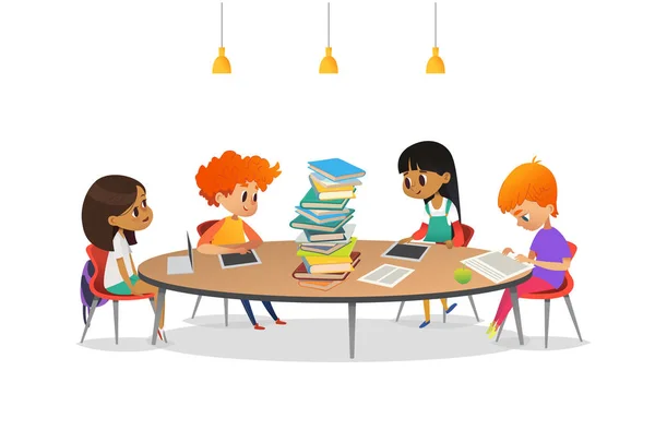 Grupo de escolares sentados alrededor de una mesa circular con una gran pila de libros, leyendo y preparándose para la lección. Niños multirraciales en la biblioteca. Ilustración vectorial moderna para banner, cartel . — Archivo Imágenes Vectoriales