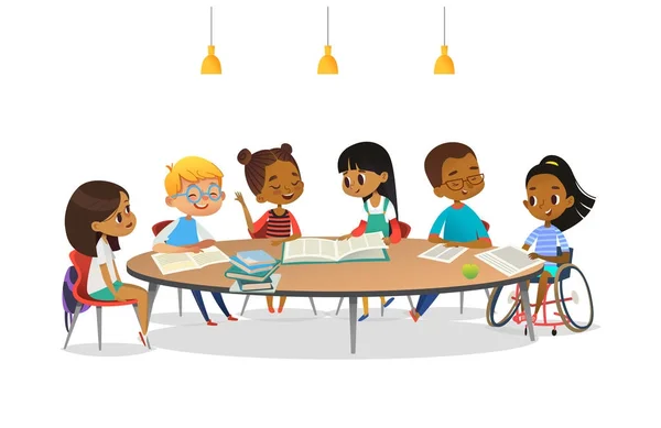 Sorrindo menina deficiente em cadeira de rodas e seus amigos da escola sentados em torno da mesa redonda, lendo livros e conversar uns com os outros. Conceito de atividade inclusiva. Desenhos animados ilustração vetorial para banner . — Vetor de Stock