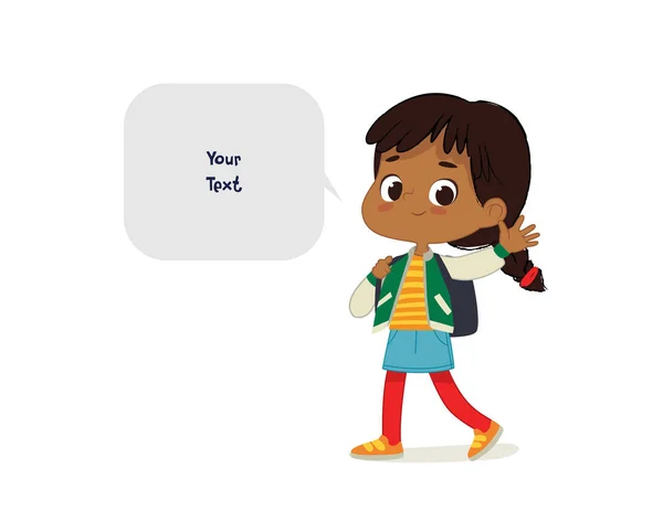 Векторная иллюстрация Латиноамериканки с рюкзаком идет в школу. Дошкольник ходит в школу пешком. Темнокожий мальчик и пузырь речи с выделением места для текста на белом фоне . — стоковый вектор