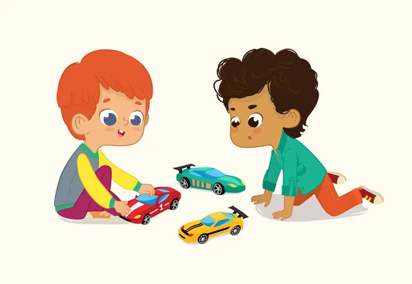 Illustration de deux garçons mignons jouant avec leurs jouets voitures. Garçon roux montre et partage ses voitures de jouet à son ami afro-américain . — Image vectorielle
