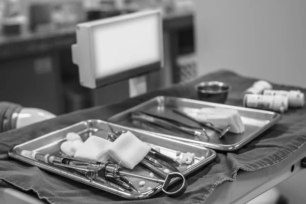Primer plano del equipo de herramientas dentales DOF poco profundo para antecedentes de medicina — Foto de Stock