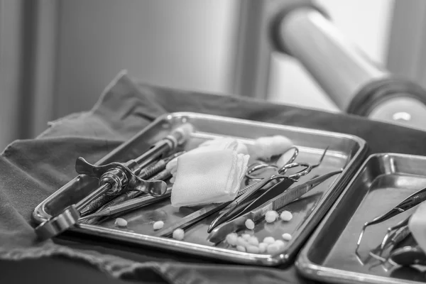 Primer plano del equipo de herramientas dentales DOF poco profundo para antecedentes de medicina —  Fotos de Stock