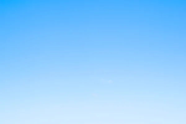 Prawdziwe jasne błękitne niebo bez chmur, z tle Bright Sunlight — Zdjęcie stockowe