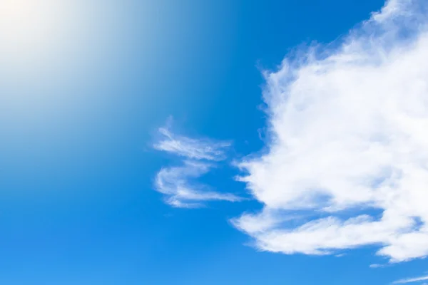 Πραγματική σαφή μπλε ουρανό δεν σύννεφο με φόντο φωτεινό φως του ήλιου — Φωτογραφία Αρχείου