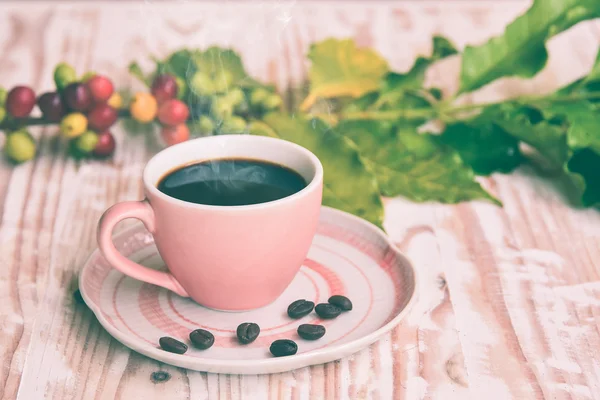 Tasse de café chaud noir avec haricot et table en bois cherry.on — Photo