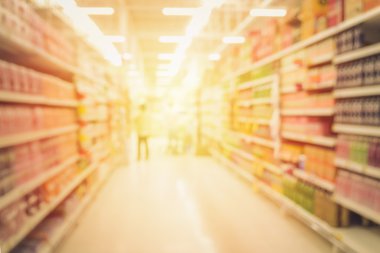 Süpermarket, ufuk bulanık arka deposundaki ışık bokeh ile bulanık görüntü. İş kavramı