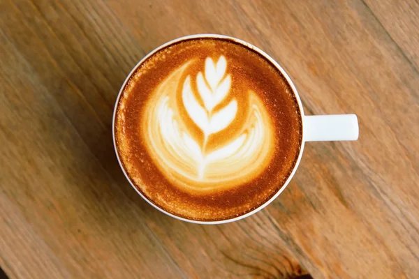 Latte Coffee art sur le bureau en bois — Photo