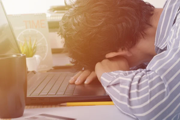 Uomo d'affari un sonno alla scrivania dell'ufficio con foglio di finanza labtop e caffè, concetto per il lavoro eccessivo — Foto Stock