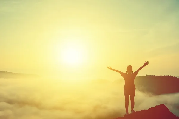 Silhouette der Frau beten über Nebelmeer über Berg — Stockfoto