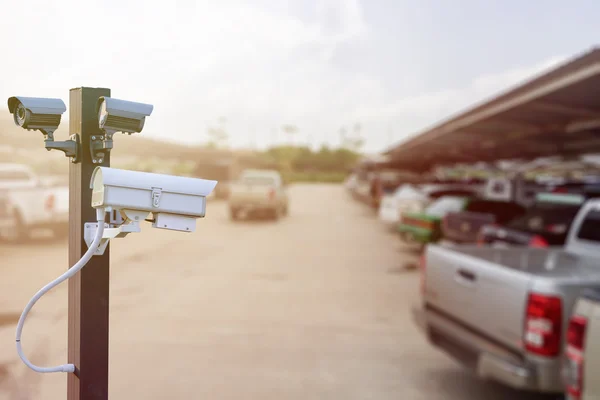 Nahaufnahme einer Überwachungskamera auf dem Parkplatz — Stockfoto