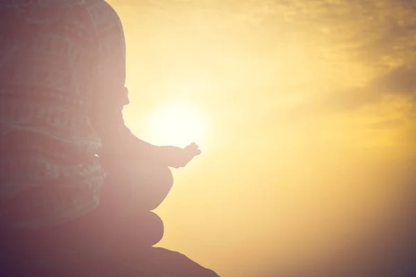 Jonge vrouw die het beoefenen van yoga op de ochtend zon — Stockfoto