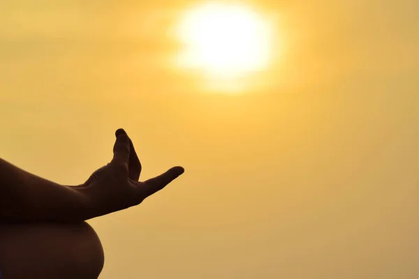 Jovem praticando ioga no sol da manhã — Fotografia de Stock