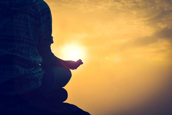 Junge Frau praktiziert Yoga in der Morgensonne mit Sonneneruption und Kopierraum — Stockfoto
