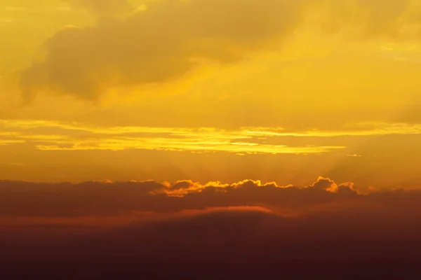 Schöner Himmel Sonnenuntergang oder Sonnenaufgang helle Farben — Stockfoto