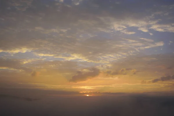 Wirklich weicher Fokus Morgensonne Nebel auf Berglandschaft, Nebelmeer für winterlichen Hintergrund — Stockfoto