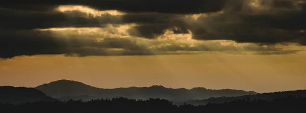 Coucher de soleil panoramique d'hiver haut sur les montagnes de la silhouette — Photo