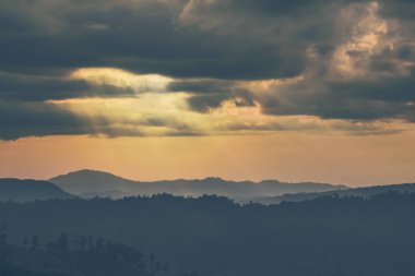 Yumuşak odak kış günbatımı kadar yüksekten siluet dağlarda