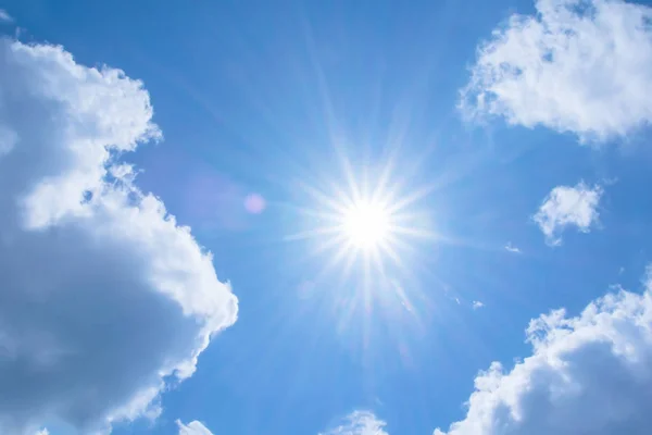 Реалістичне сяюче сонце з лінзою полум'я на блакитних хмарах природа день фон — стокове фото