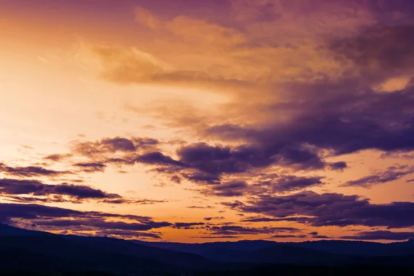 ソフト フォーカス冬最後夕焼け高までシルエット山 — ストック写真