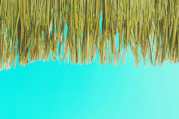 Gras daken, Thatched met blauwe hemel vintage Toon filter voor retro achtergrond — Stockfoto