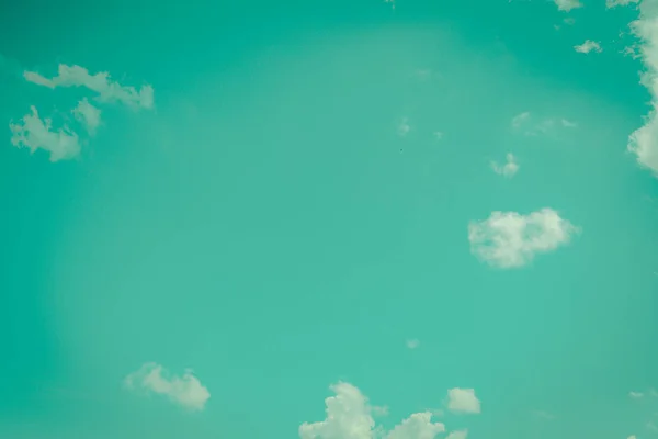 Nuvens céu azul realista vintage tom natureza dia retro fundo — Fotografia de Stock