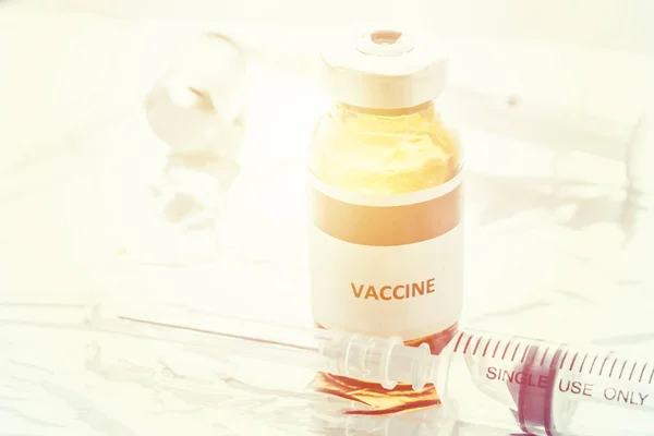 Пробирки со шприцем на белой настольной вакцине — стоковое фото
