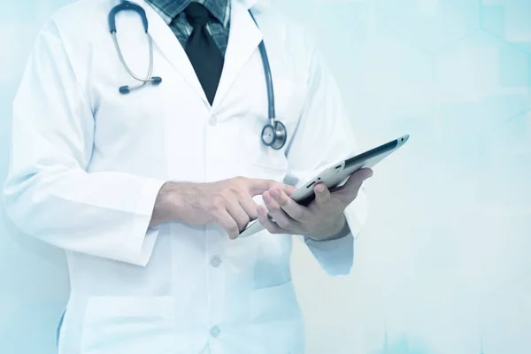 Lekarze używają smart tablet Pc z kopia przestrzeń dla opieki zdrowotnej projekt — Zdjęcie stockowe