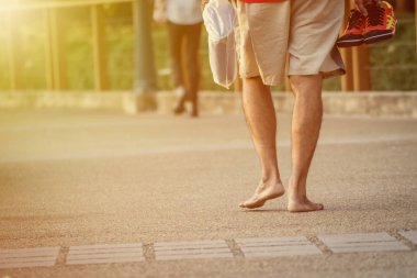 Koşucular, Ayakkabı çıkar ve bu ayakkabıları acıdığı için tutarak ayak çimdik