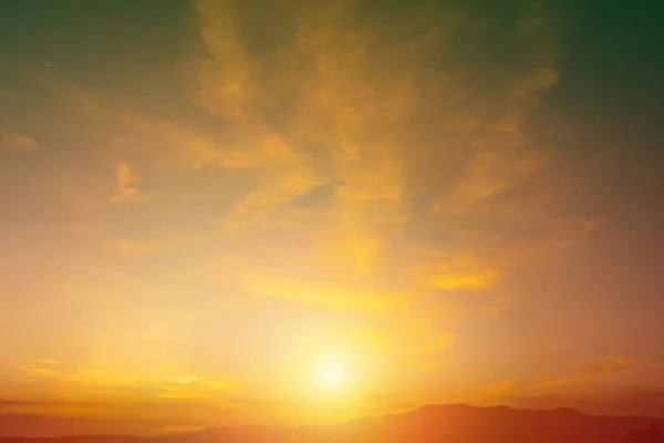Ljusa eldig orange sunrise himlen moln, retro filtereffekten — Stockfoto