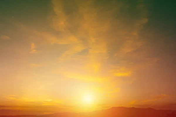 Nubes brillantes del cielo del amanecer del naranja ardiente, efecto del filtro retro — Foto de Stock