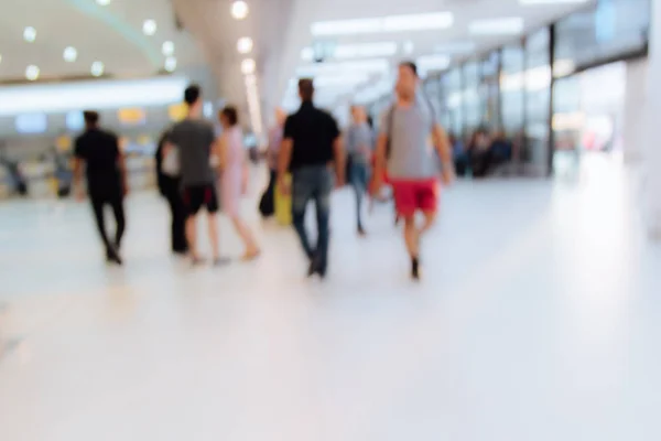 Suddig oidentifierade många människor resenären på flygplats terminal för bakgrund — Stockfoto