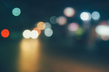 Işıklar araba trafik sıkışıklığı arka plan için gece retro renk etkisi, bir sokak yol defocused