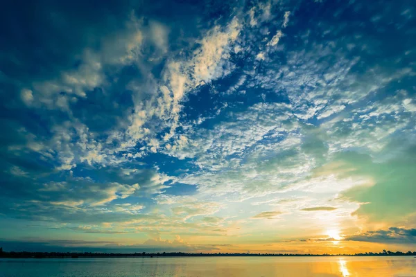 Zachód słońca z pomarańczowy niebieski niebo i chmury nad wątroby piękne tło zewnątrz — Zdjęcie stockowe