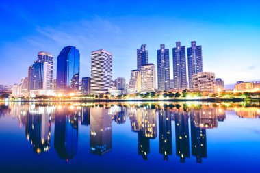 Benjakiti Park Bangkok adlı iş semtinden gece cityscape.twilight görünümünde