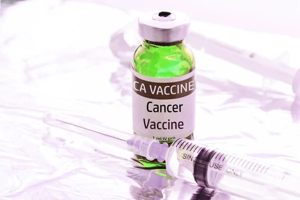 通用型肿瘤疫苗概念上与注射器表 — 图库照片