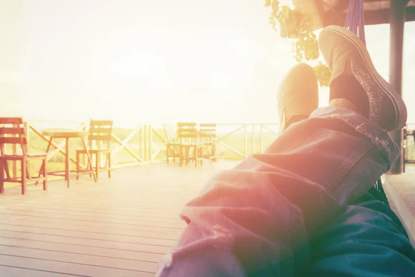 Nahaufnahme Mann in einer Hängematte am Urlaubstag entspannen Zeit — Stockfoto