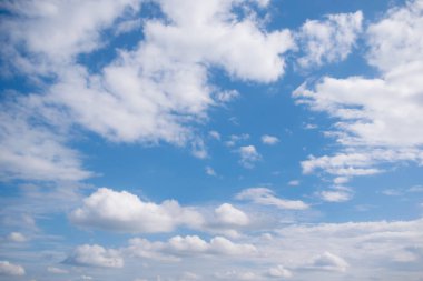 Bulutlu mavi gökyüzü