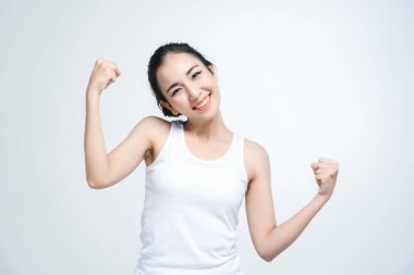 Mutlu Asyalı genç kadın güzel smile beyaz arka plan üzerinde poz mücadele ile