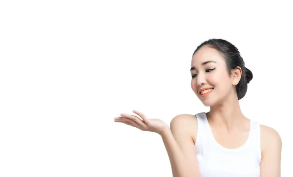 Asyalı genç kadın güzel gülümseme ile duruş mevcut beyaz arka plan üzerinde boş elinde bir şey — Stok fotoğraf