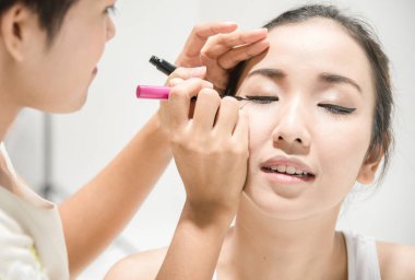 Temiz bir moda model veya gelin yüz uygulama sanatçı makyaj makyaj