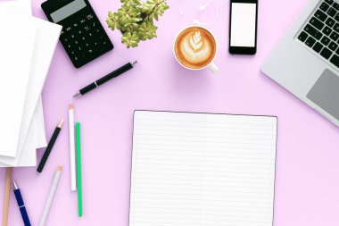 Ofis resepsiyon masası labtop bilgisayar, boş dergi akıllı telefon ve kahve fincanı. Kopya alanı, 3d render ile Üstten Görünüm