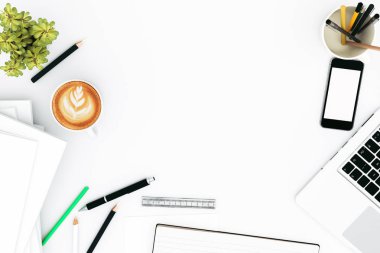 Ofis resepsiyon masası labtop bilgisayar, boş dergi akıllı telefon ve kahve fincanı. Kopya alanı, 3d render ile Üstten Görünüm