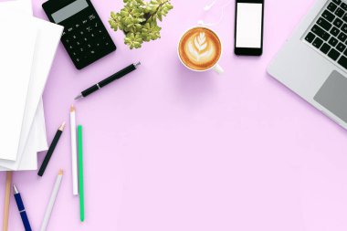 Ofis resepsiyon masası olan labtop bilgisayar ile akıllı telefon ve kahve fincanı. Kopya alanı, 3d render ile Üstten Görünüm