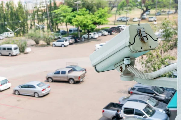 Close-up van verkeer veiligheid camerabewaking Cctv op de parkeerplaats van de achtergrond — Stockfoto
