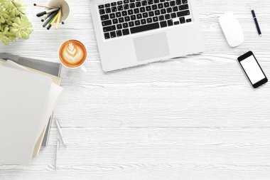 Ofis resepsiyon masası labtop bilgisayar, boş dergi akıllı telefon ve kahve fincanı. Kopya alanı, 3d render ile Üstten Görünüm